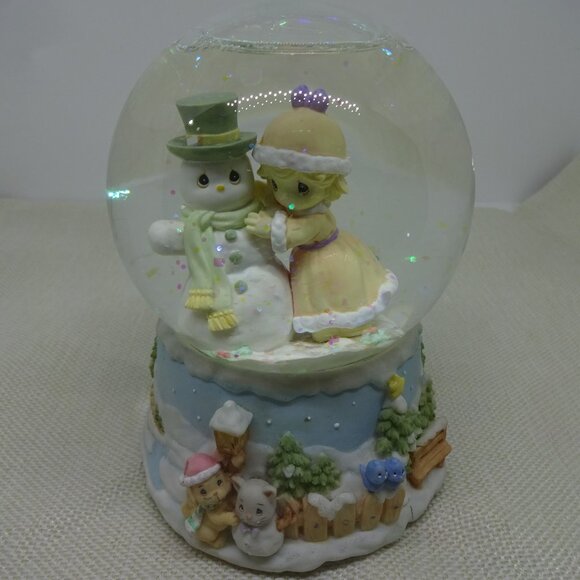 PRECIOUS MOMENTS 2000 Musical Snowglobe WE WISH YOU A MERRY CHRISTMAS EUC - Picture 1 of 4